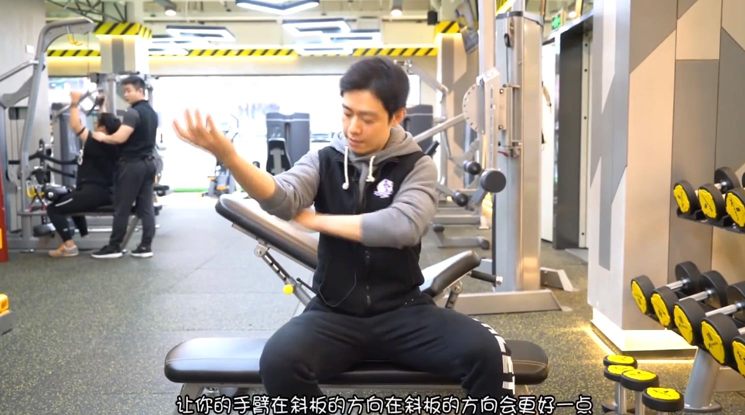 如何锻炼肱二头肌?