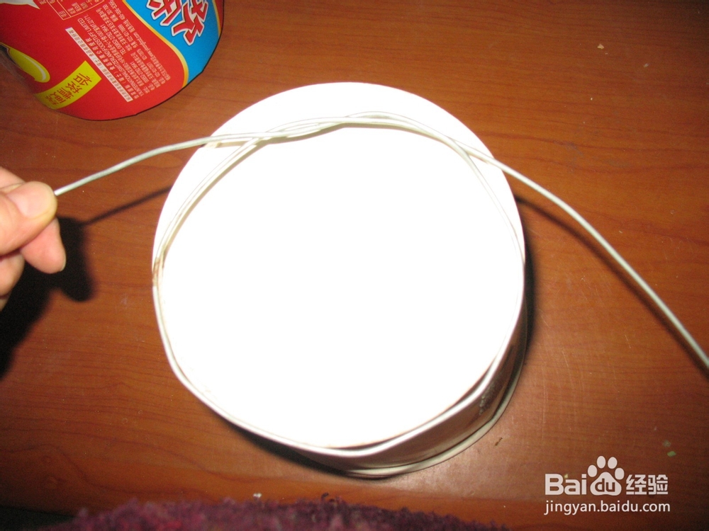 怎样废旧利用糖果桶制作地灯罩子