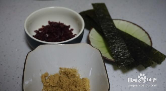 简单做有胃口的紫米肉松饭团