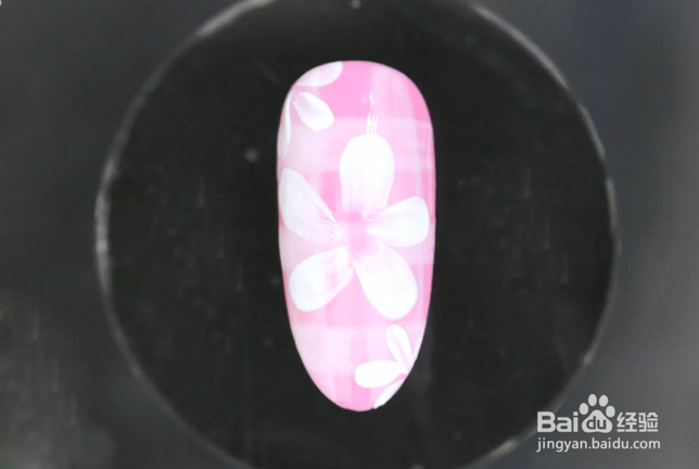 怎样做粉色格子花卉美甲？