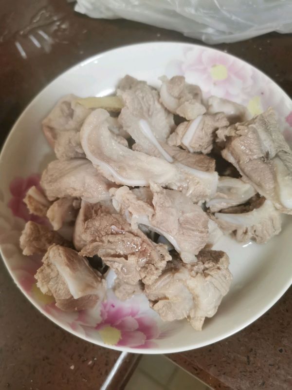 红烧月牙骨炖萝卜