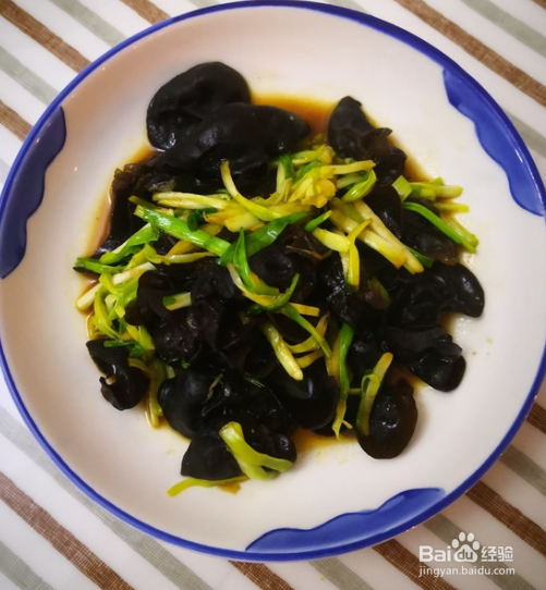 木耳炒蒜苗的做法