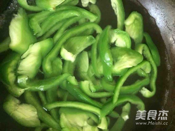 灯笼椒炒肉的做法