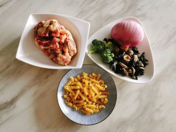 土鸡盖浇意大利面