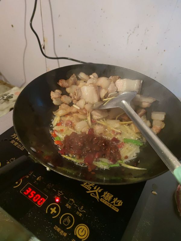 黔西黄粑炒回锅肉