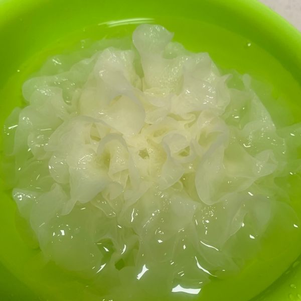 莲子桂圆银耳糖水