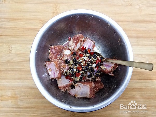 豆鼓排骨蒸豆腐的步骤