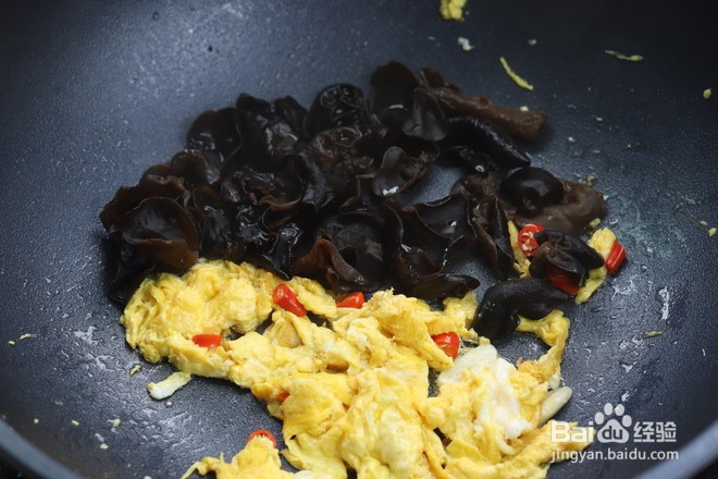 如何制作鸡蛋木耳炒菠菜