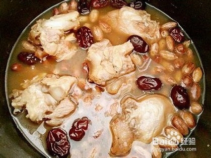 丰胸减肥餐之猪蹄花生红枣汤