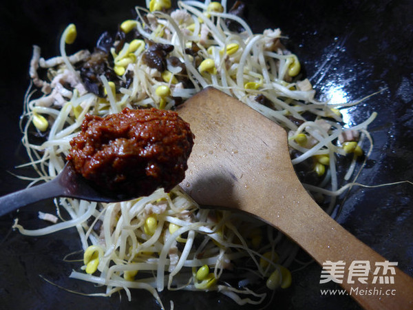 黑木耳五花肉炒黄豆芽