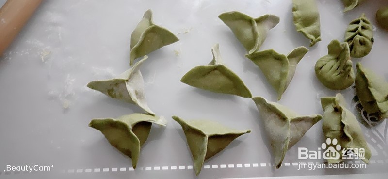 菠菜饺子皮和猪肉韭菜馅的饺子做法