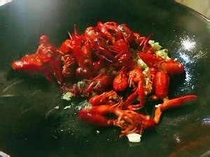 蒜香啤酒焖小龙虾的做法