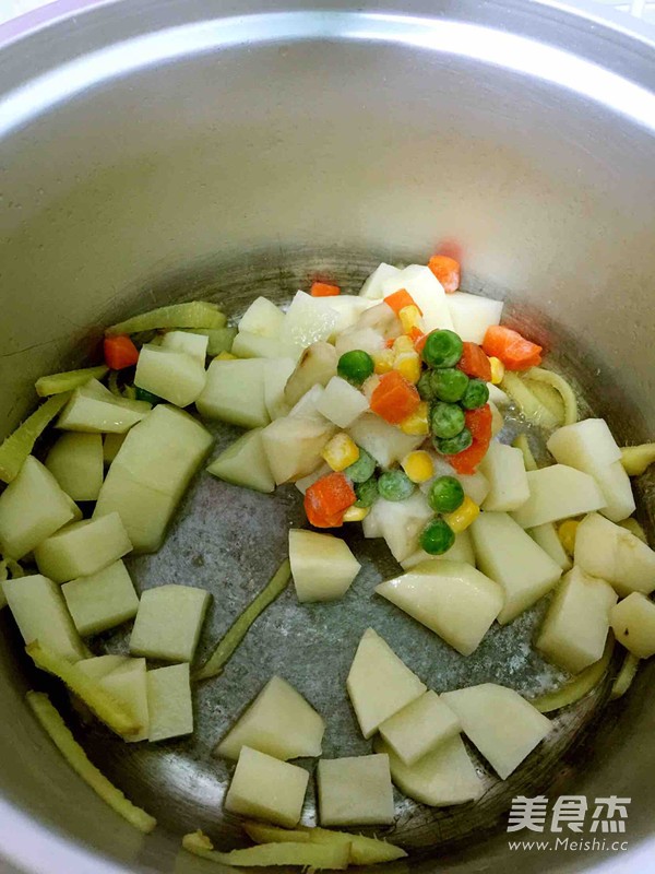 香菇土豆腊肠煲饭