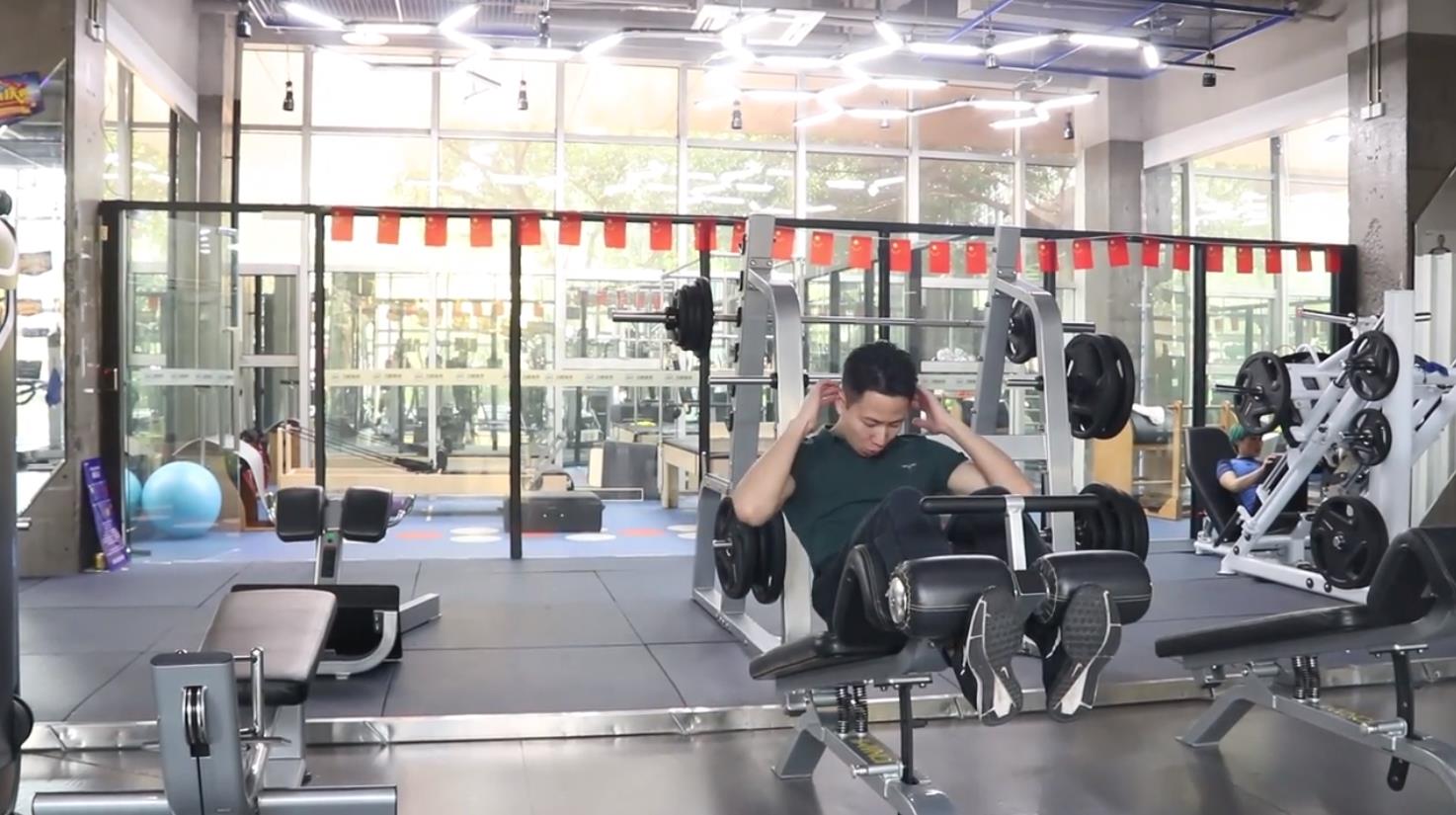 平板卷腹器怎么训练直腹肌？