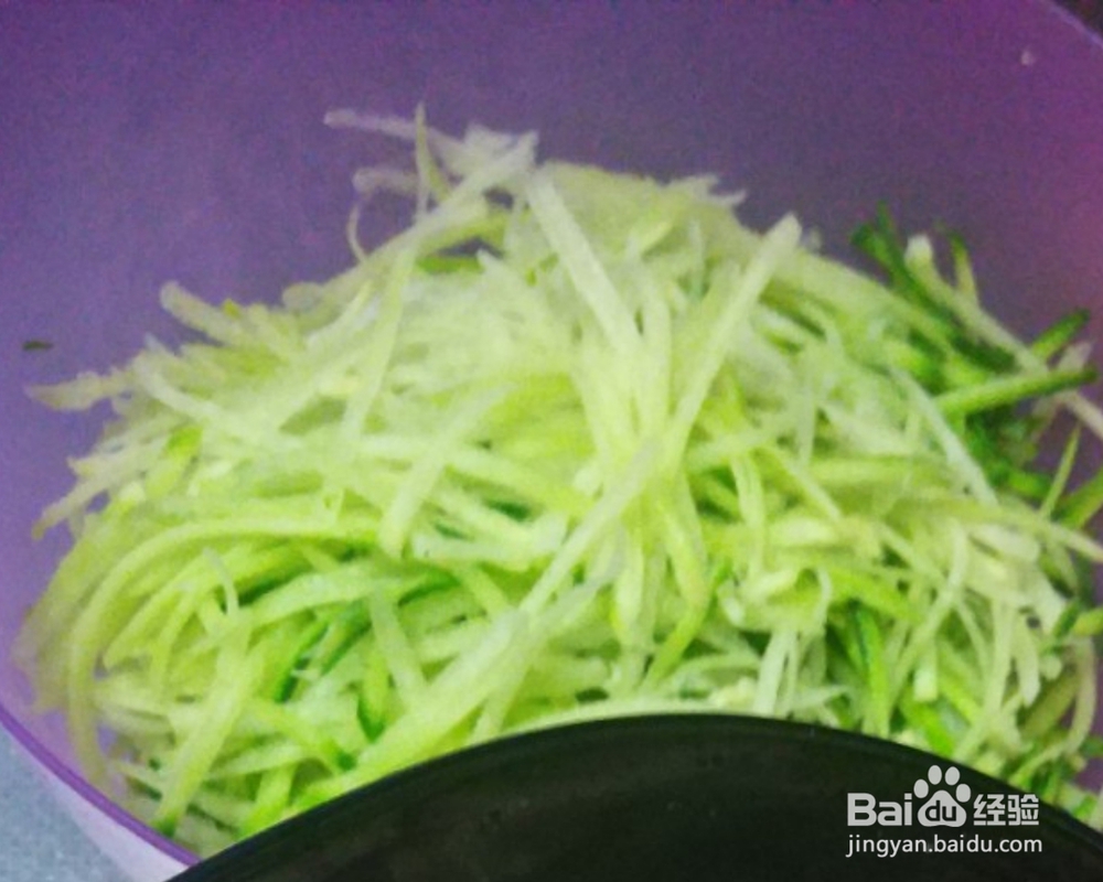 一个人做萝卜丝鲜贝