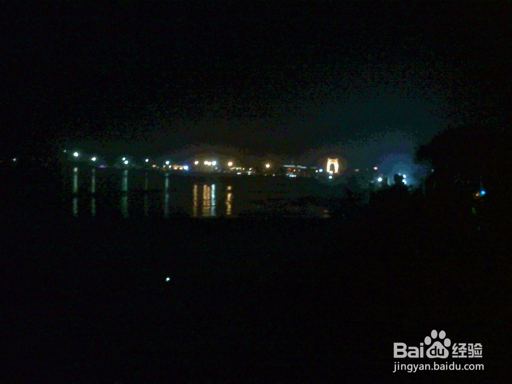 #智能#老年人用相机瞬间捕捉海边探照灯灯光画面