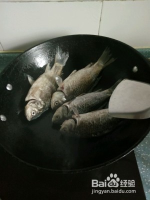 棉茵陈熬鲫鱼的做法