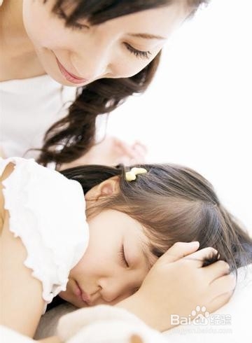 宝宝吃饭一团糟 这是聪明的表现