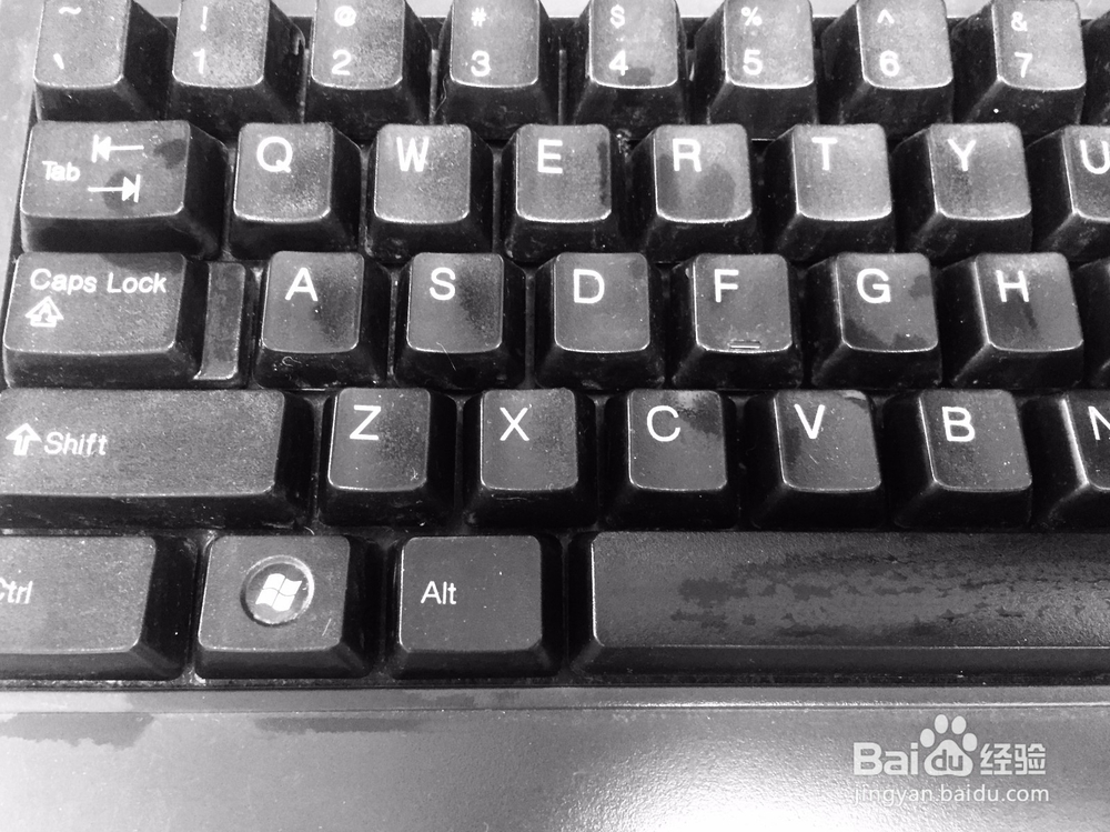 用纳米海绵擦清理键盘