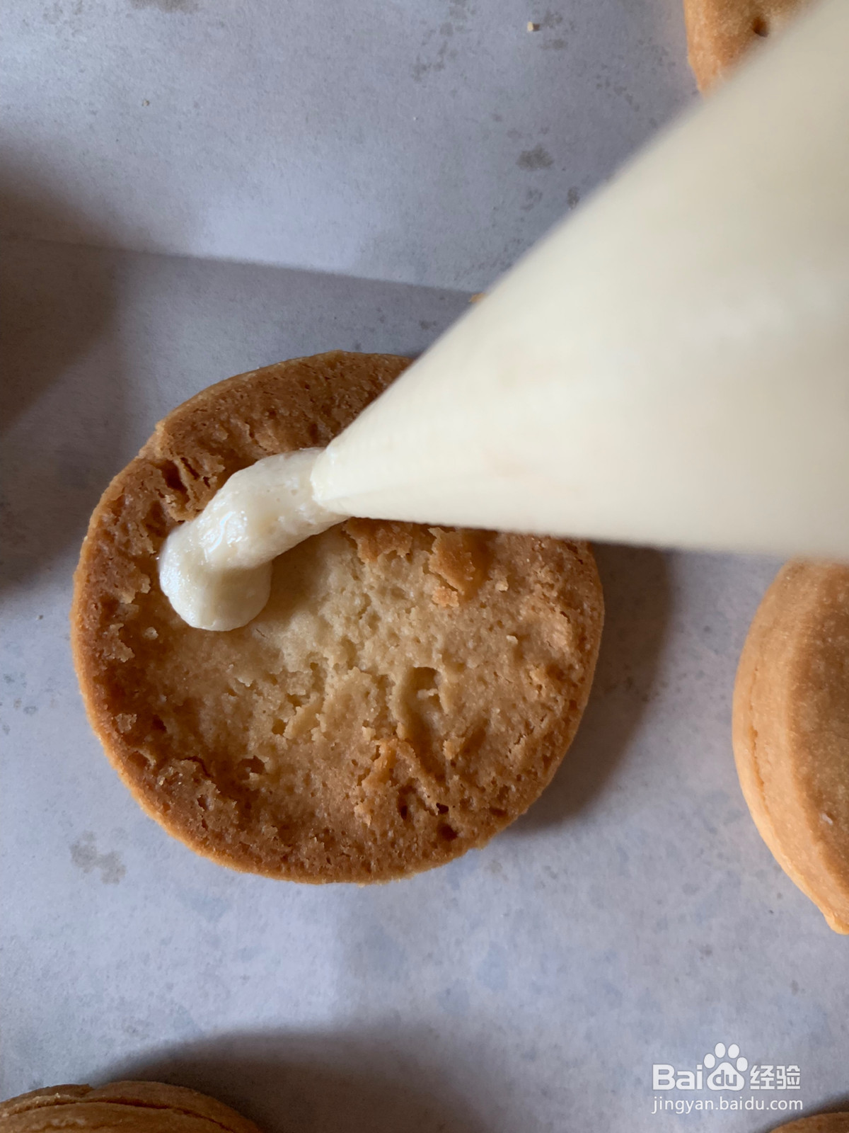 牛奶奶油沙饼干的做法