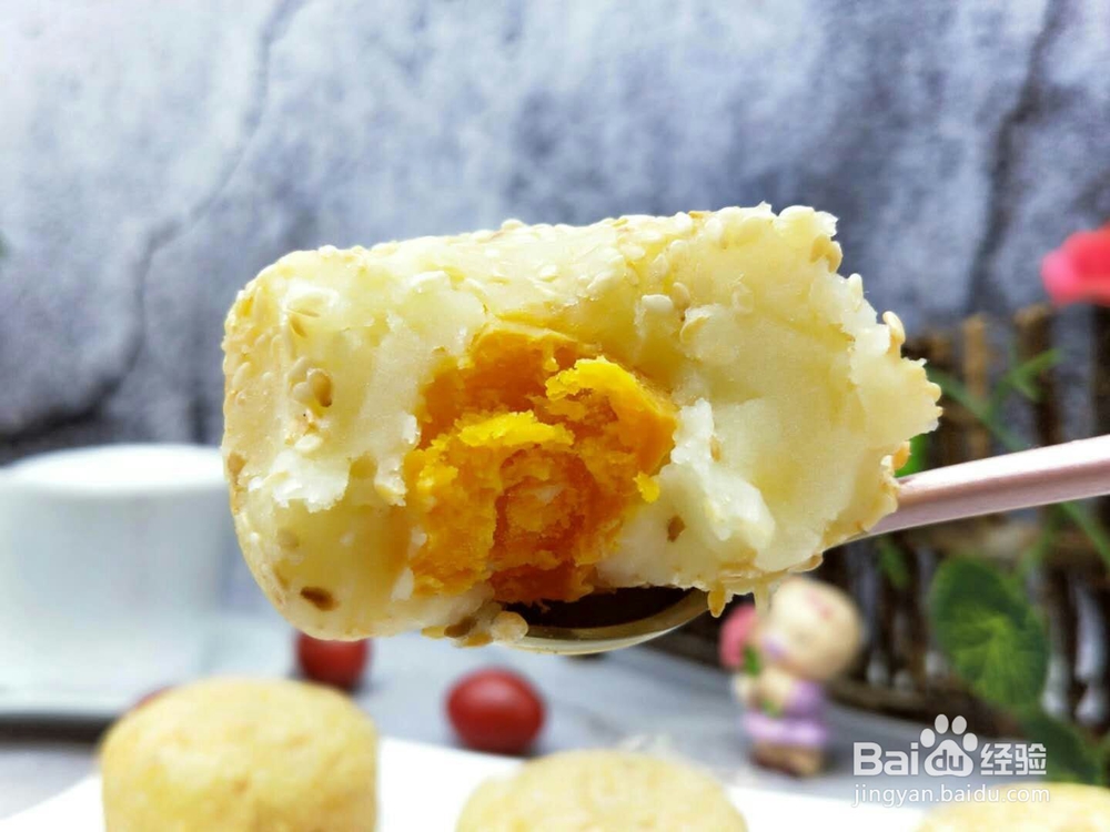 口感咸香的豆泥蛋黄芝麻小饼