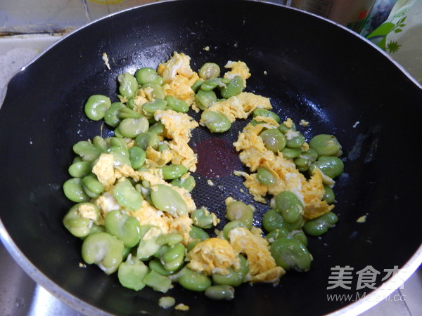 蚕豆炒鸡蛋的做法