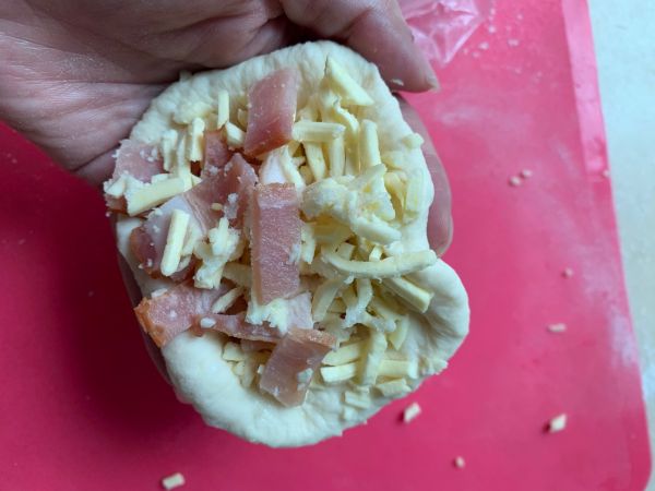 拉丝芝士培根面包