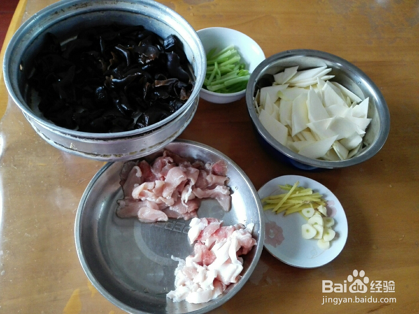 茭白木耳炒肉的做法
