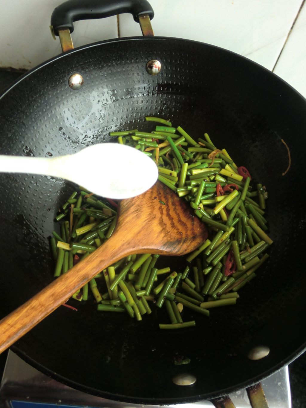 豆豉辣酱蒜薹香干的做法，好吃不腻！