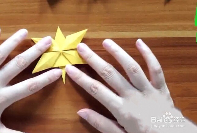 如何用折纸折出枫叶的形状