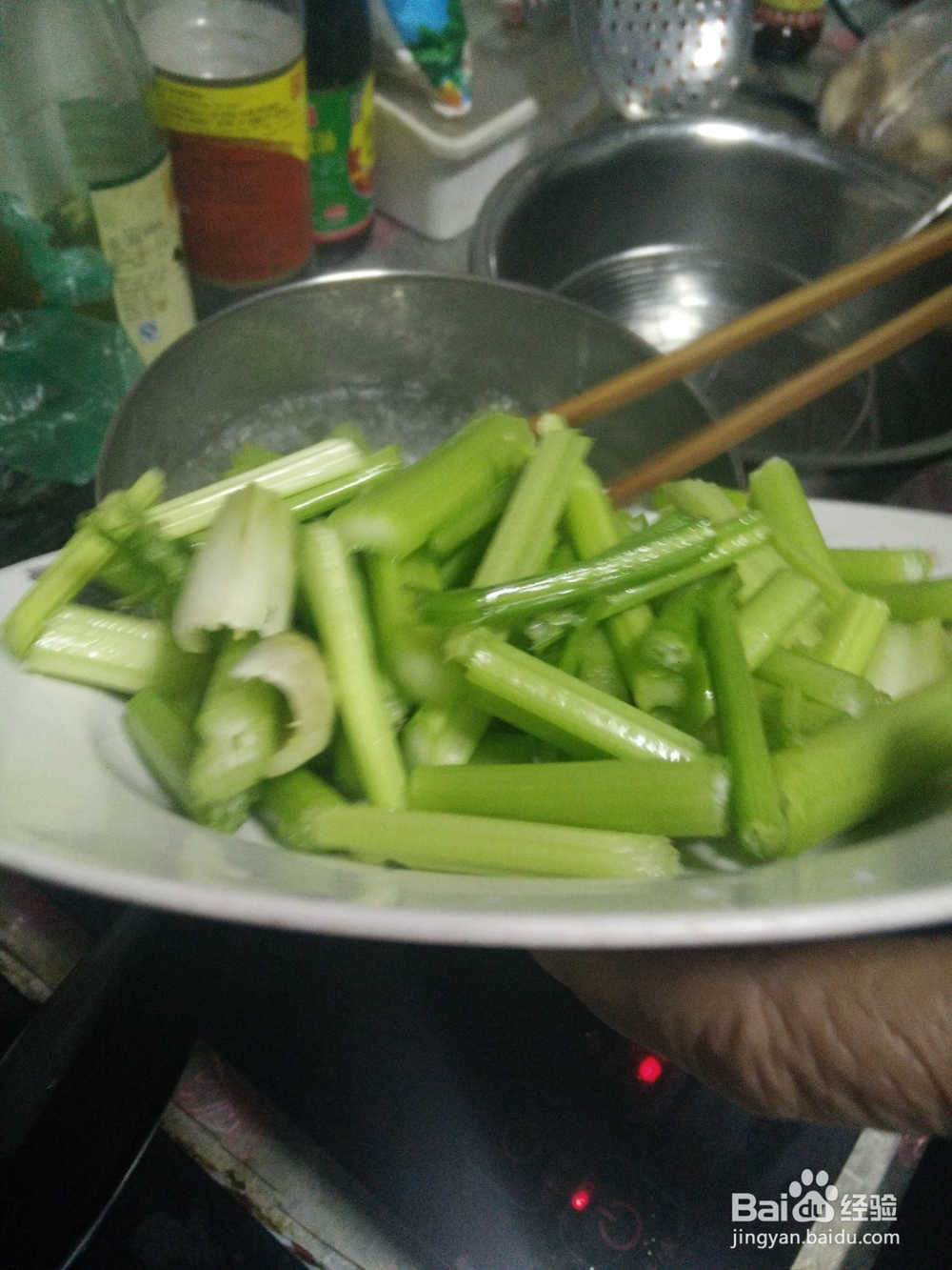 超级好吃的芹菜炒肉 家常炒菜