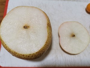 梨头切掉一块,大概1/5处,然后准备挖出梨肉