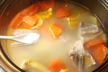 竹薯胡萝卜玉米汤