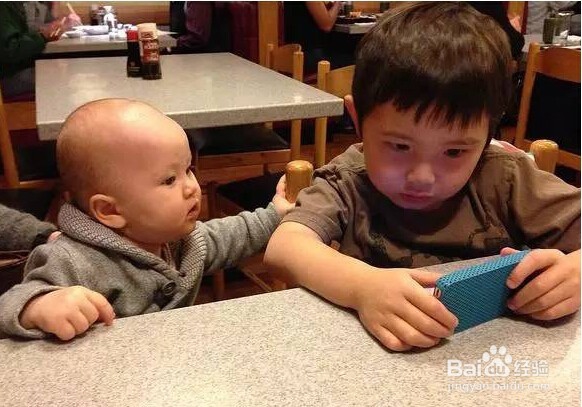 到底该不该给孩子玩手机？