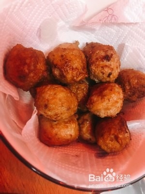 在家制作香酥炸肉丸子的做法