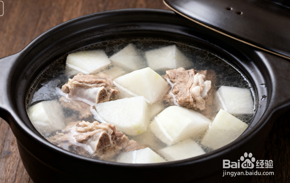 萝卜排骨汤怎么炖？汤清味鲜，萝卜清甜不辣