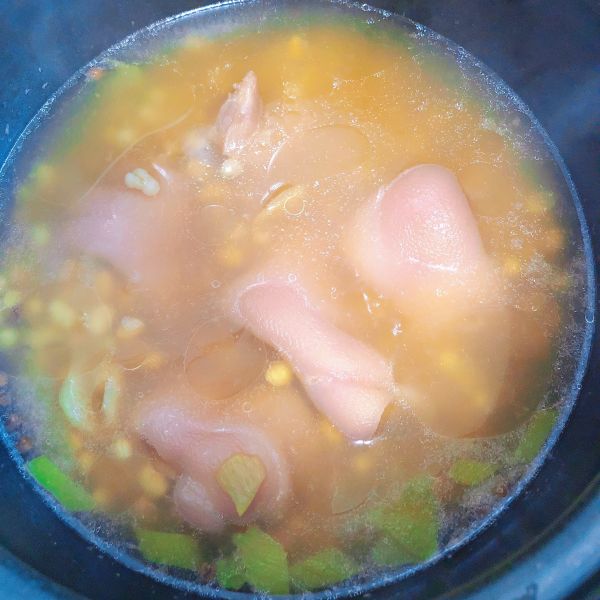 黄豆薏米猪蹄汤