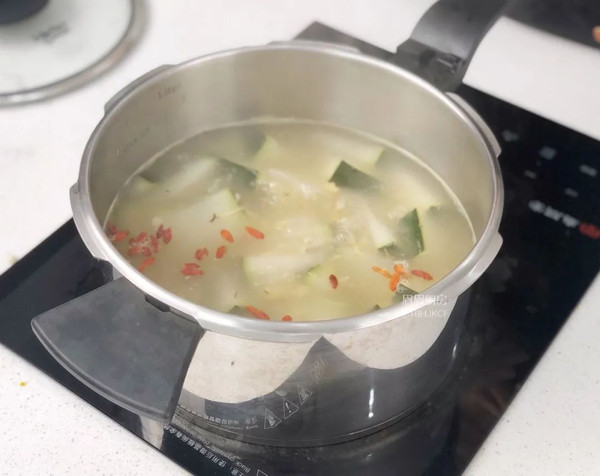 姜丝冬瓜薏米汤