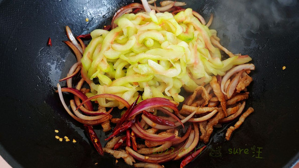 葱椒肉炒脆瓜条