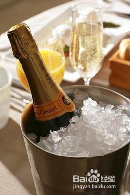 如何快速冷却您的葡萄酒