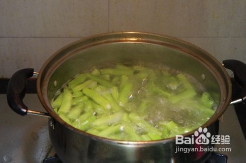 简易美食:腊肠香炒四季豆的做法