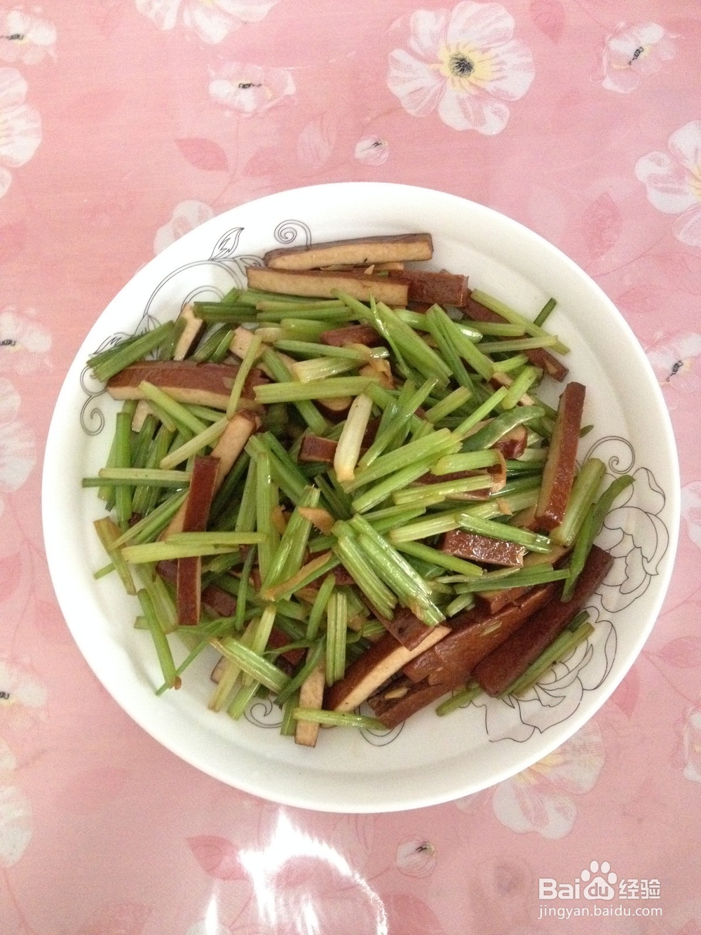 [瘦身健康素菜]芹菜炒豆干的做法