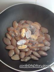 四步让花蛤快速去泥沙的妙招——番茄红烩花蛤