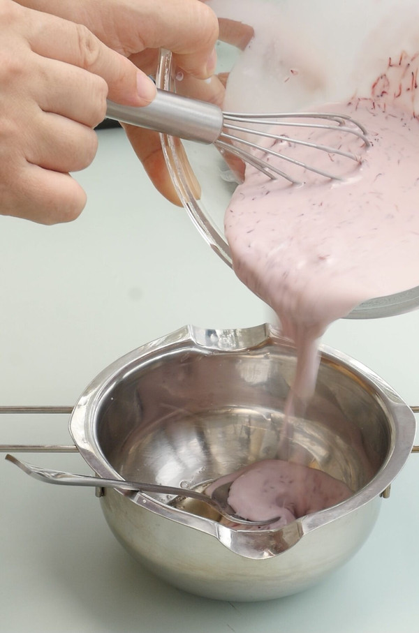 杨梅冰激凌纸杯蛋糕