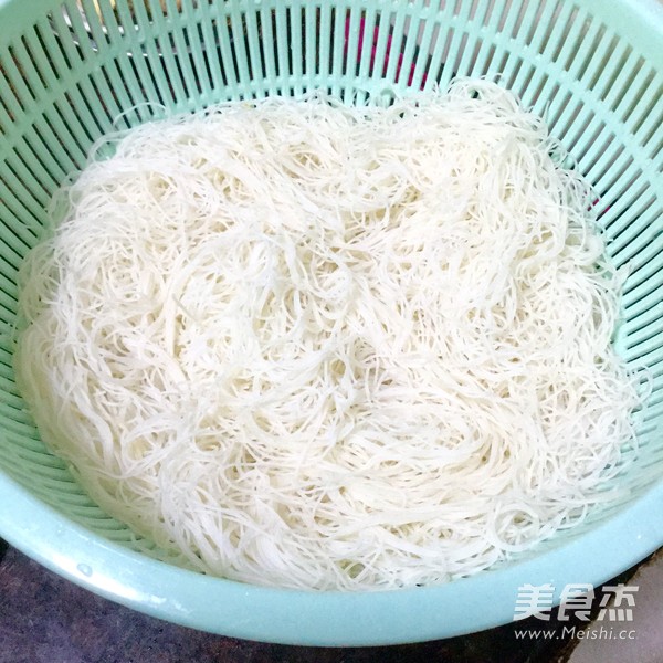 菜心炒米粉的做法