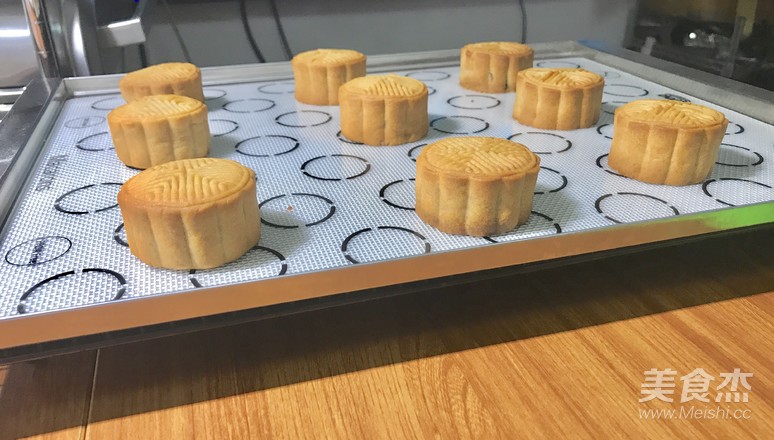 莲蓉蛋黄广式月饼