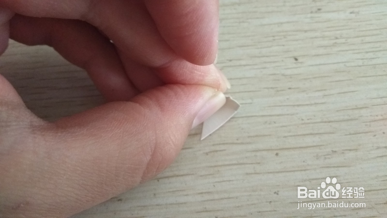 如何用两个三角形硬卡纸做简易的中性笔的支架