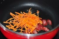 开胃腊肠炒河粉的家常做法