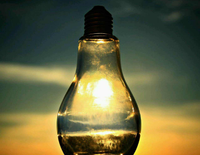 突然他凑到我的耳边轻轻地问:记者你见过电灯吗把句子改为间接叙述。