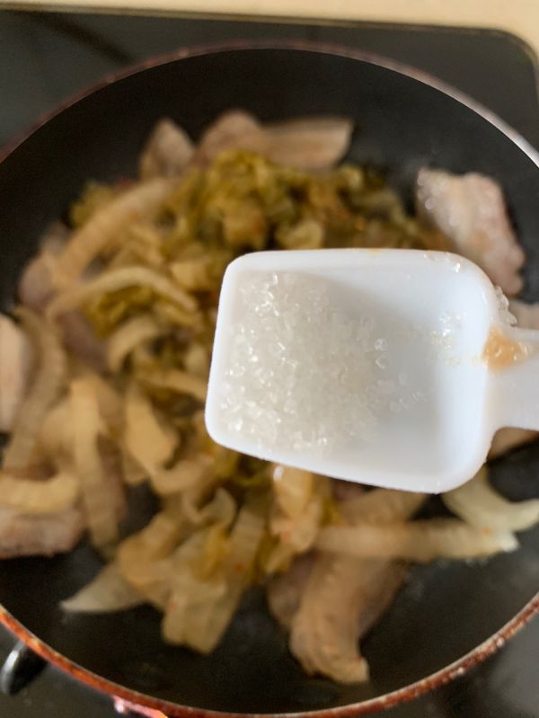 辣白菜炒五花肉